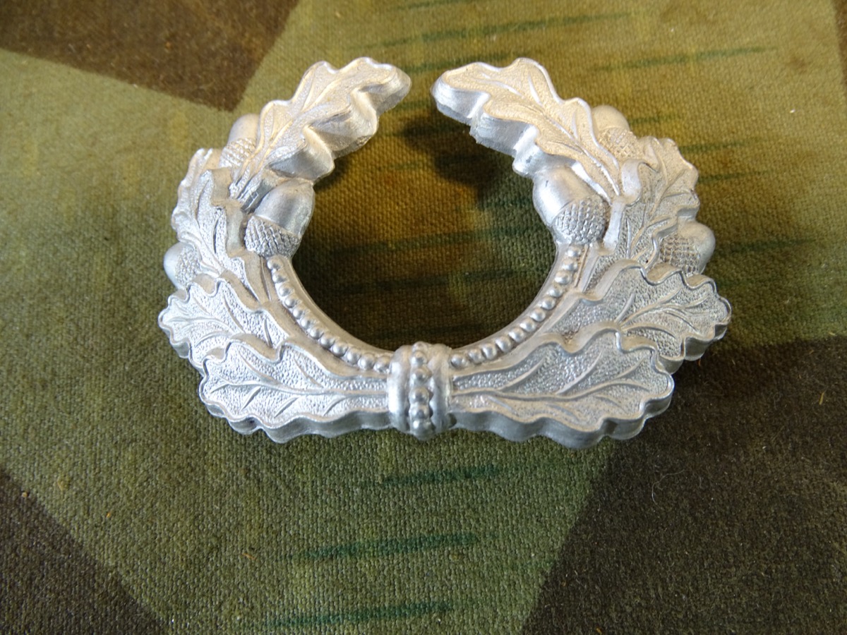 Mützeneichenlaub  für Wehrmachts Schirmmützen, frühes Stück, Aluminium, 1 von 3 Splinten, Hst.: G.P. 