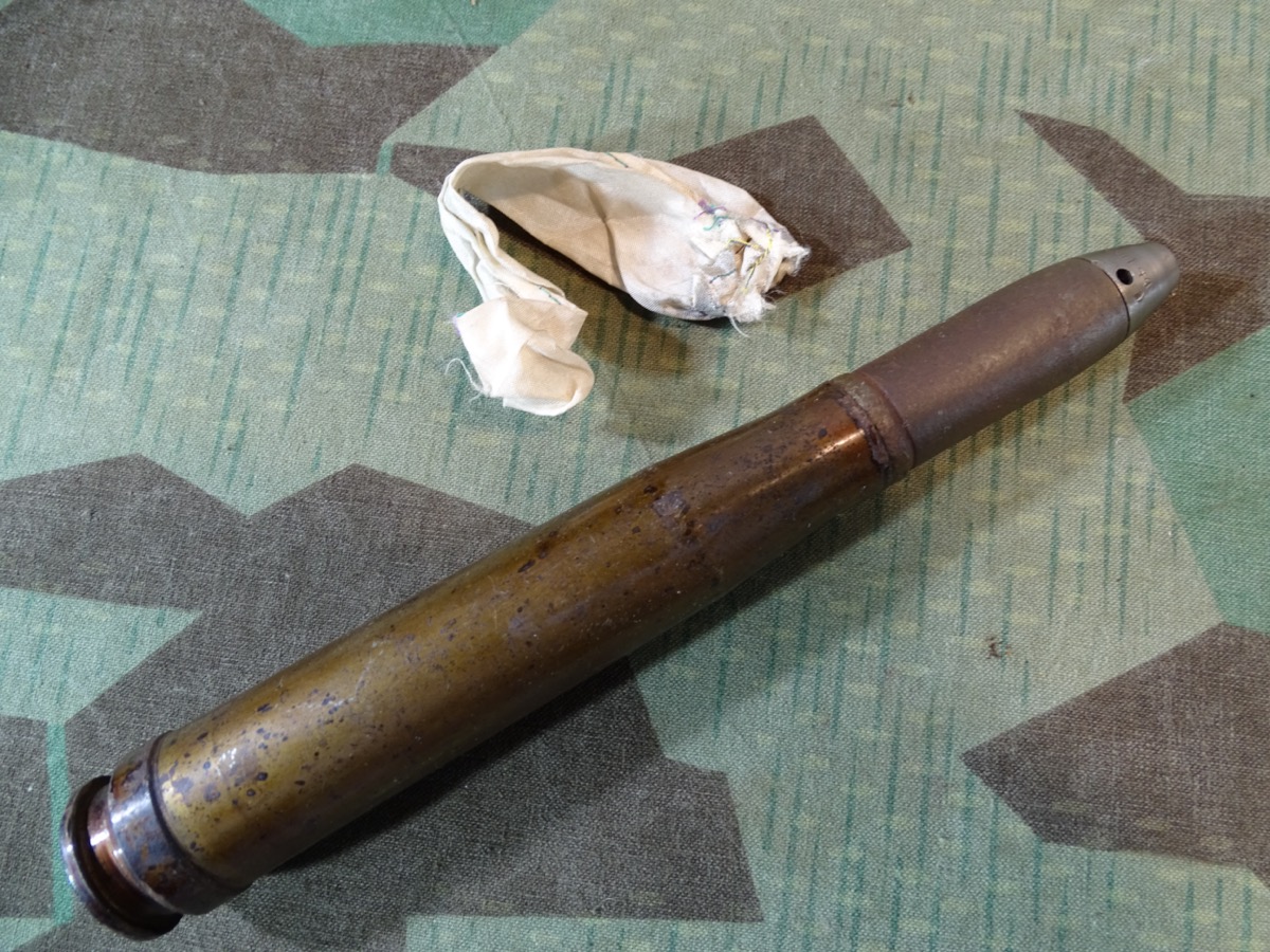 Deko-Patrone 2 cm Flak 38, lackierte Stahlhülse, Eisenzünder, Ladungssäckchen