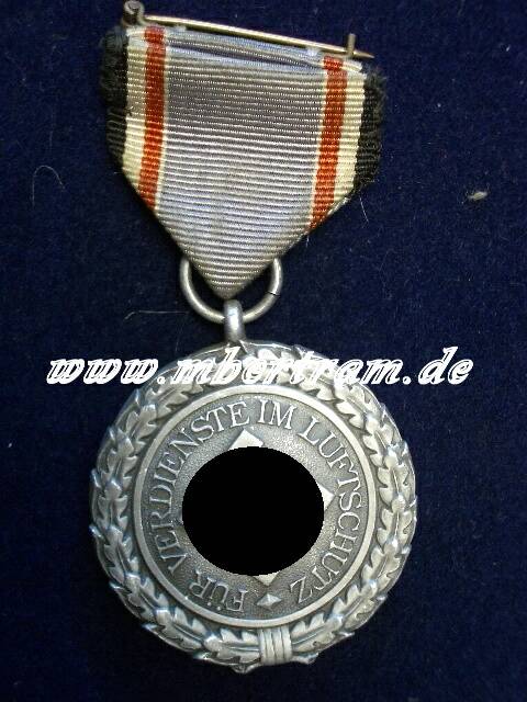 Medaille " Für Verdienste im Luftschutz 1938 "Alu. Mit Band