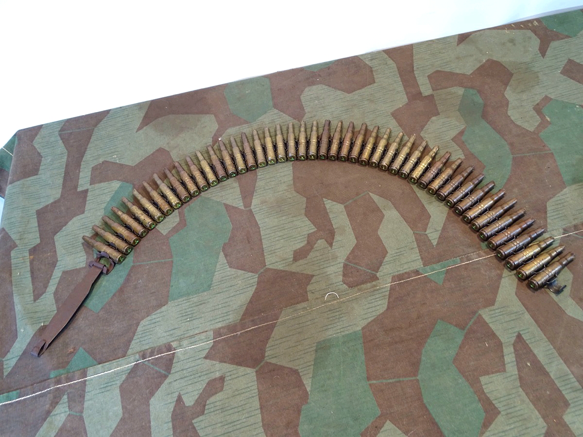Gurtkette mit Messing Deko Platzpatronen Munition 7,62x51, Nachkriegszeit. Zerlegegurt. 