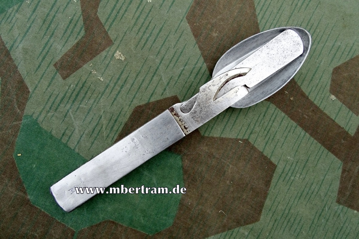 Kriegsmarine Feld Essbesteck, 4-teilig in Halterung