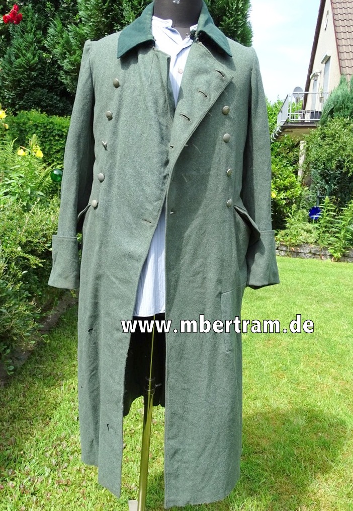 Wehrmacht feldgrauer Mantel mit dunkelgrünem Kragen 1940, Ohne Effekten, Z 3-4