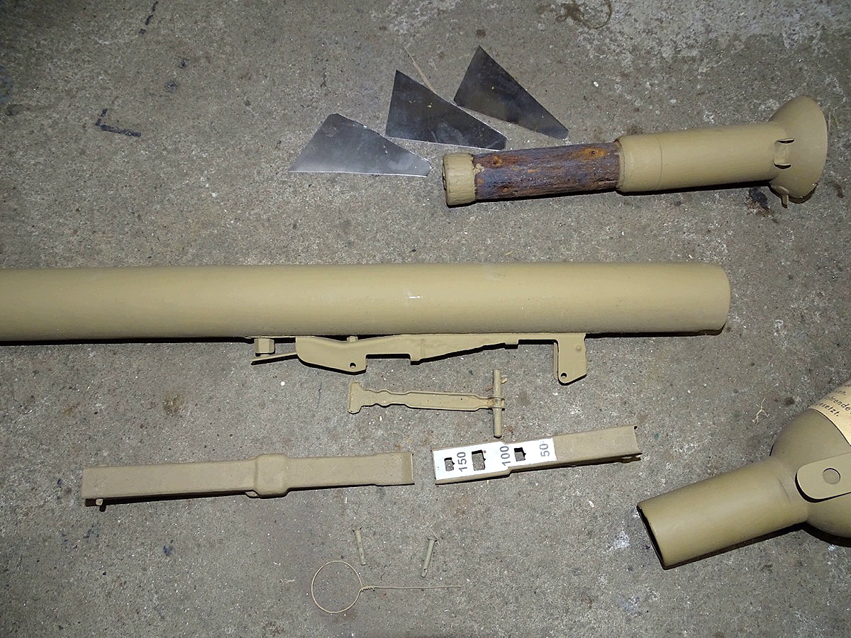 Original Deko Panzerfaust 100, delaboriert, lehmgelb lackiert