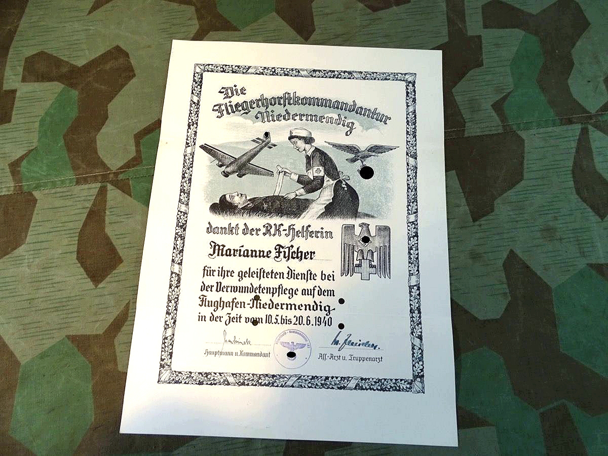 Große Schmuckurkunde der Fliegerhorstkommandantur Niedermendig für Arbeit DRK Helferin 1940 