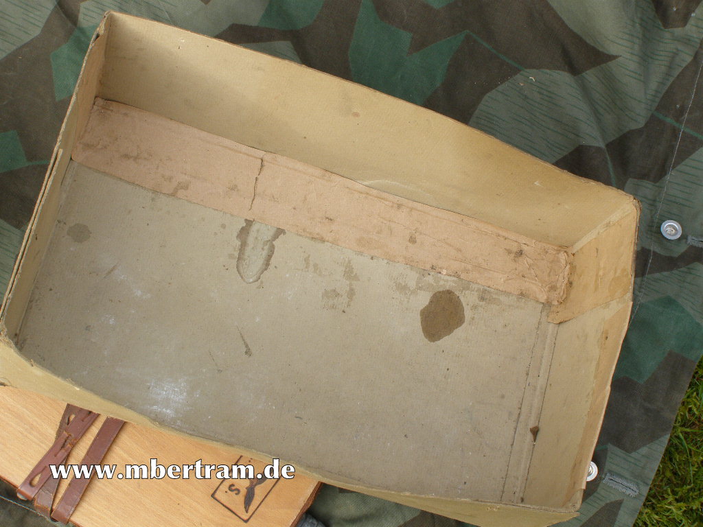 13516-25 Komplettes Luftschutz Gasjäckchen mit Behelfs Karton