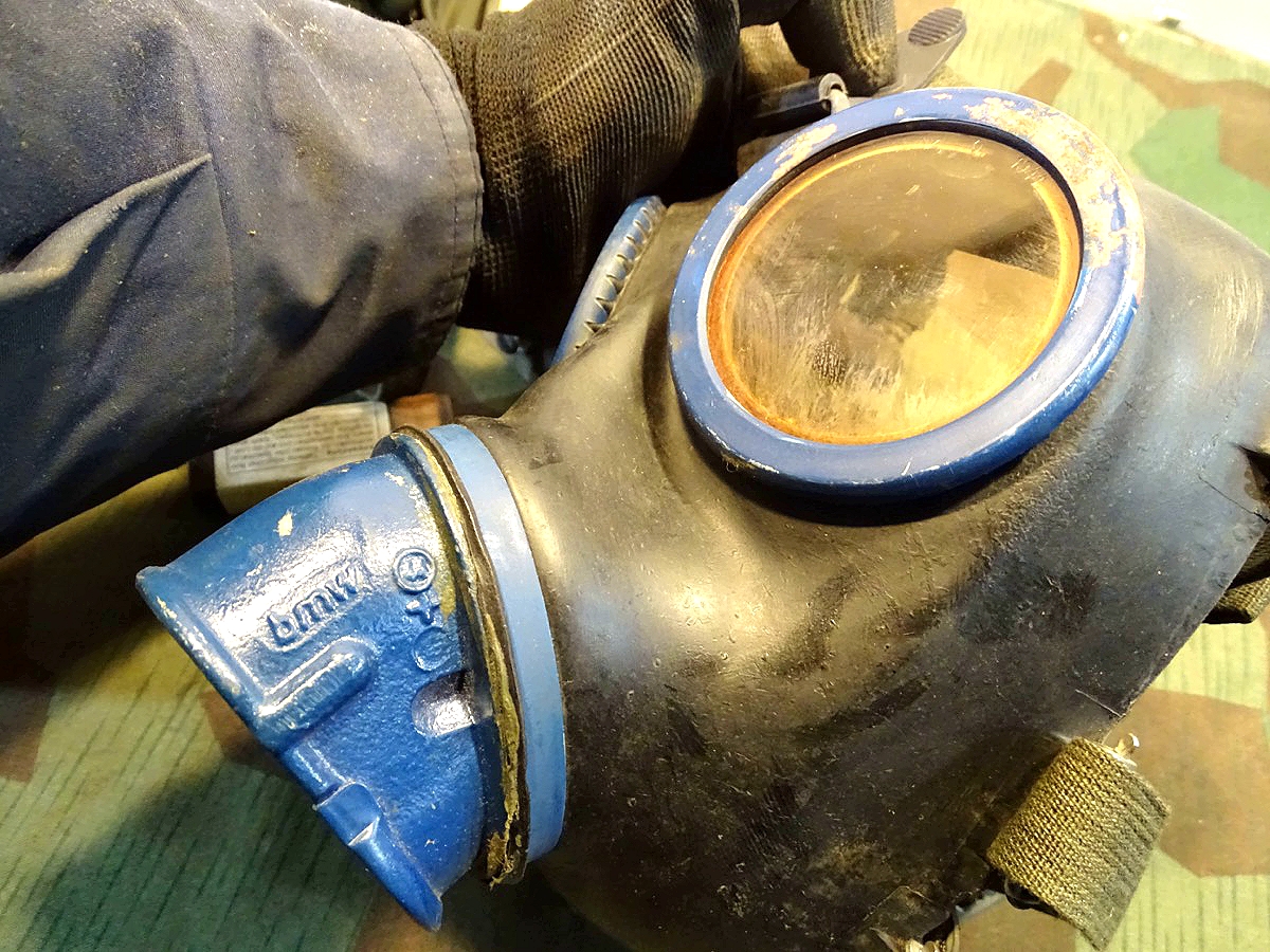 20925-5 Gasmaske mit Dose M 38 und Filter FE 41, (unbenutzt) und Losantin, alles 1944