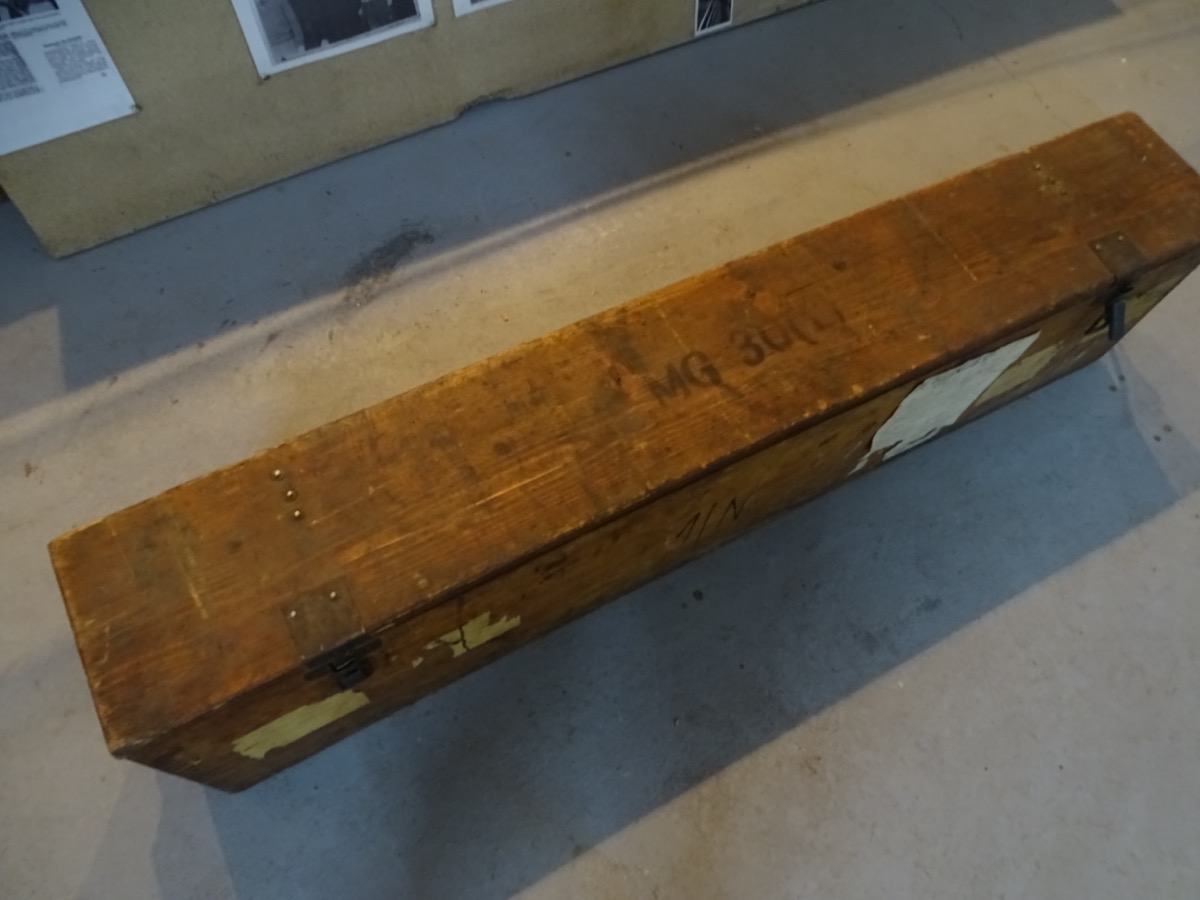 Original MG 30 ( t) Waffenkiste mit umfangreichem Zubehörsatz