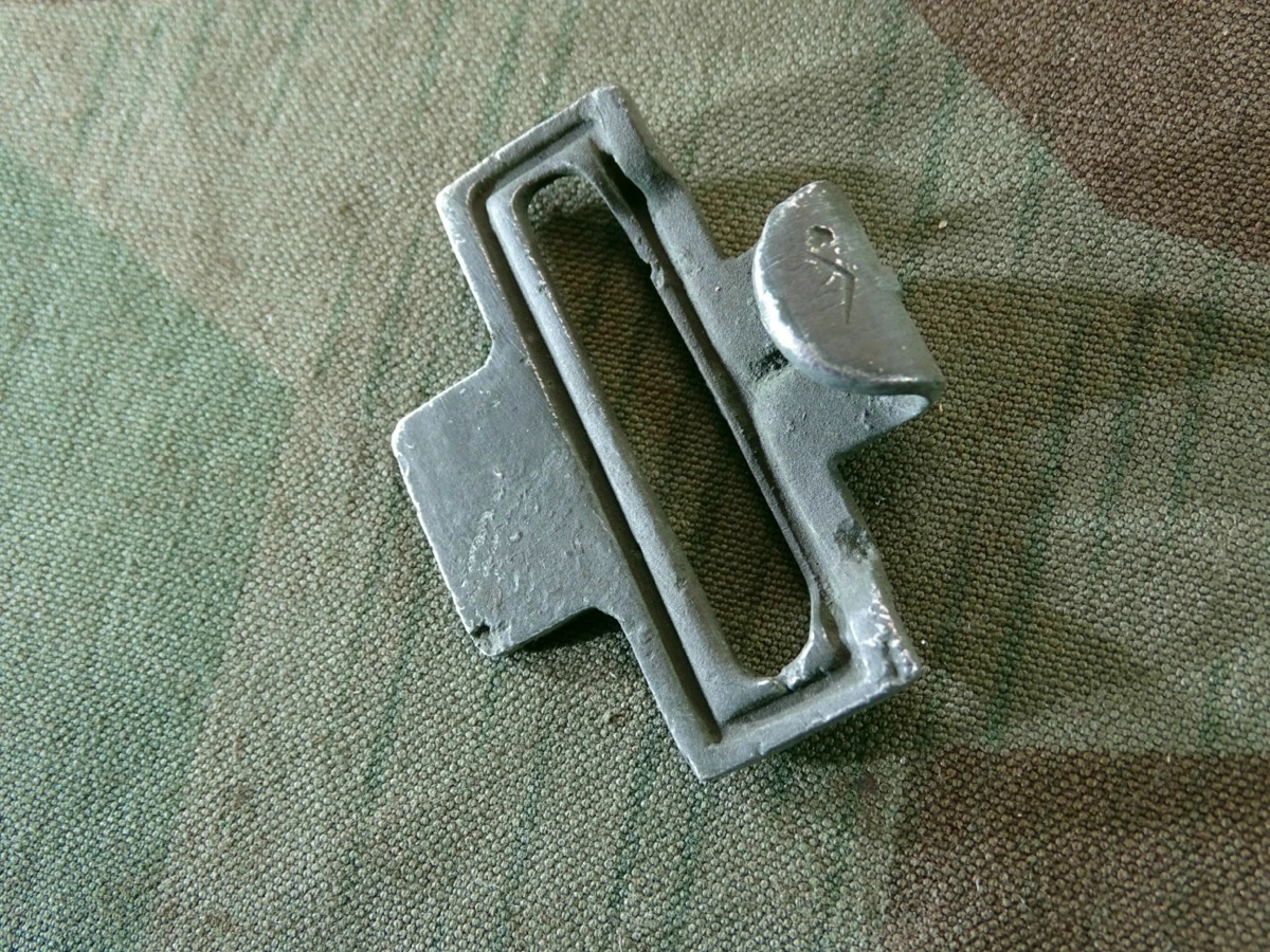 Wehrmacht, feldgrauer Gegenhaken/ Aluminiumgegenhalt für Lederkoppel , Hst: olc?, M ?