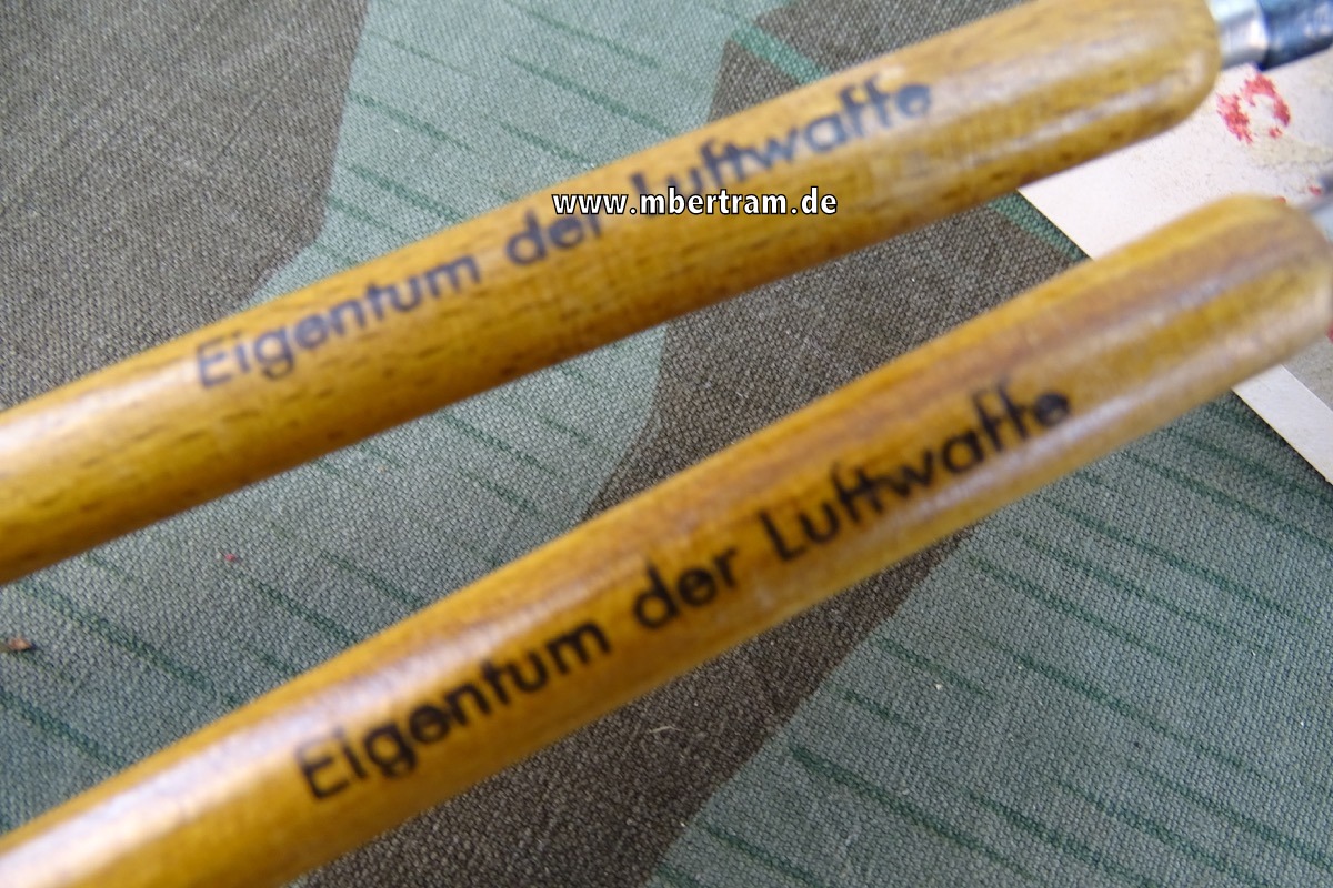 2 Schreibfederhalter mit Federnkarton, " Eigentum der Luftwaffe " ( FFS A/B Guben )