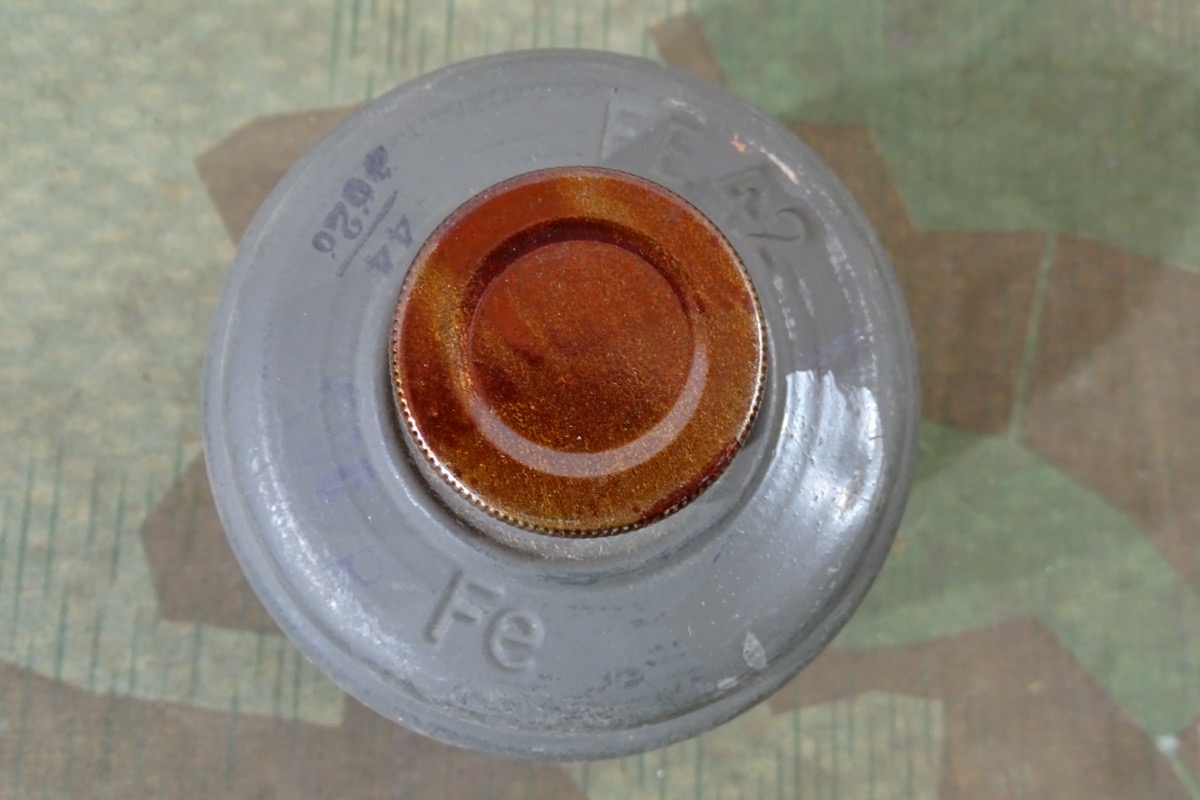 Unbenutzter Filter FE 42 Wehrmacht mit Stempeln und beiden Kappen.