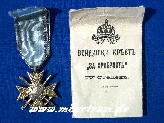 Bulgarien, silbernes Kreuz f. Tapferkeit, Band, mit Tüte