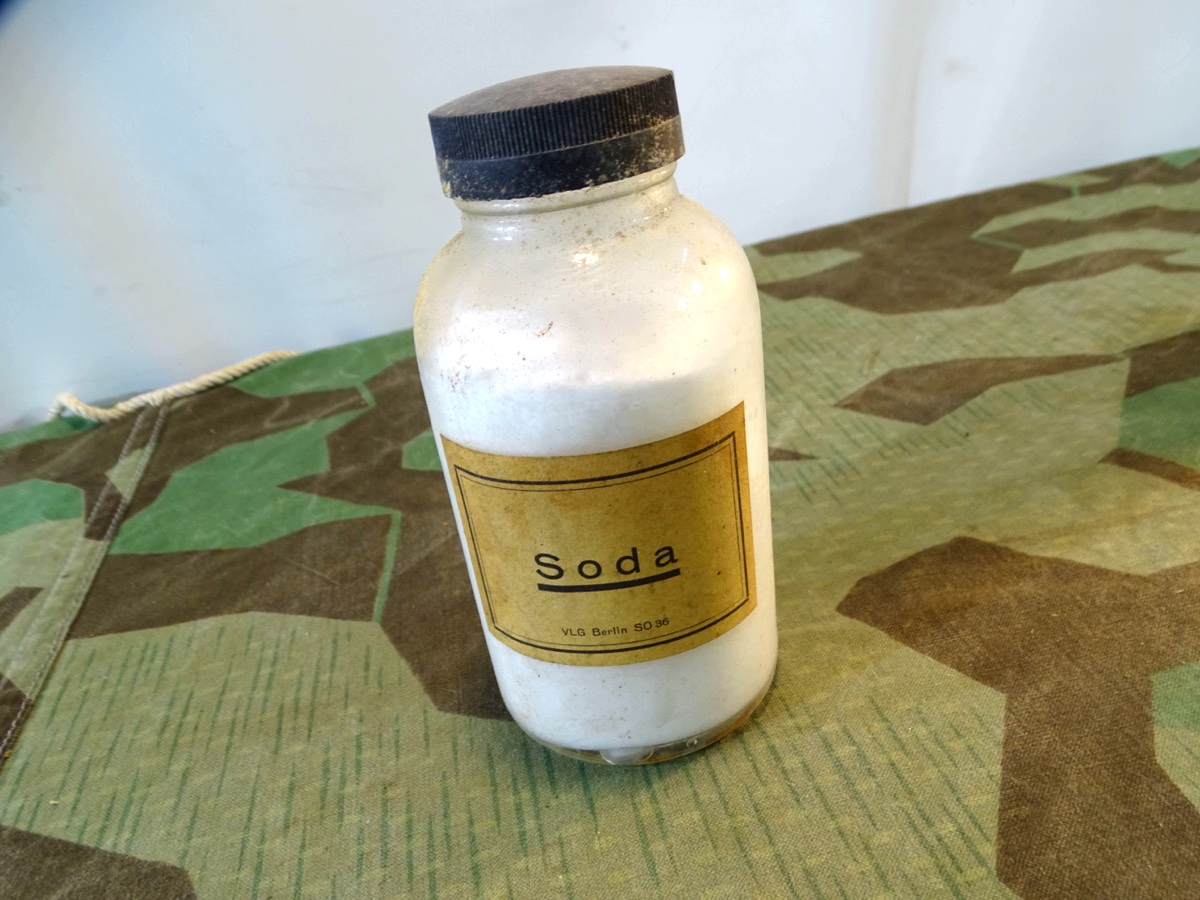 Glasflasche mit Schraubdeclkel Soda, ca. 300 gr. Luftschutz und Sanitätsmaterial. 
