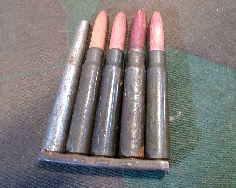 4 Stück MG 42 / MG 34 Deko Übungsmunition mit Holzspitze und eine Vollmetall Ladepatrone. 