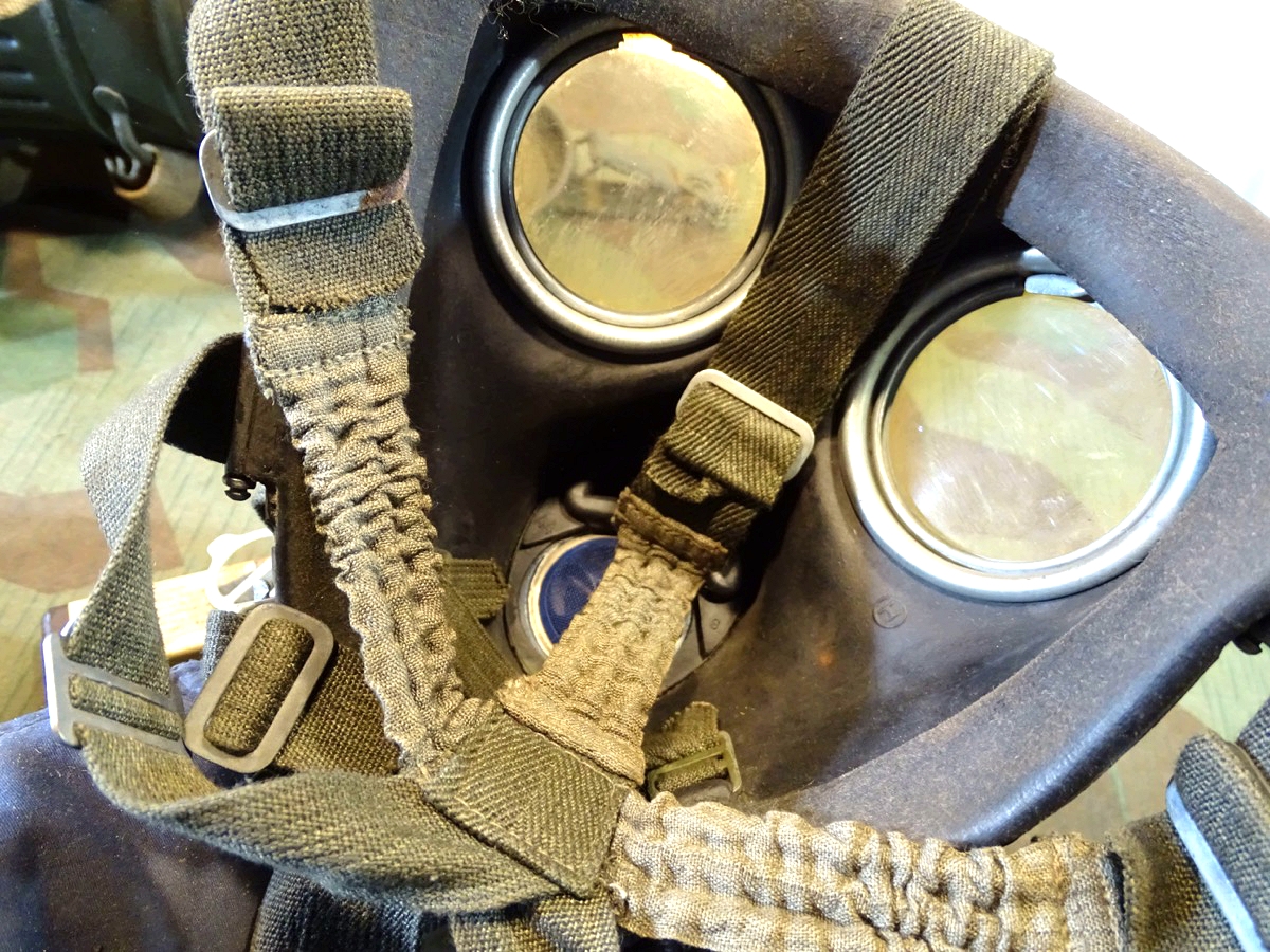 20925-6 Gasmaske mit Dose M 38 und Filter FE 41, (unbenutzt) und Losantin, alles 1944