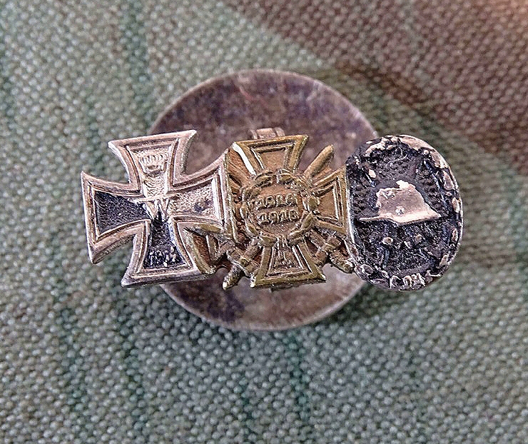 3er Miniaturen Knopf 1. Weltkrieg, EK 2, Ehrenkreuz f.Frontkämpfer, Verwundeten Abzeichen schwarz.