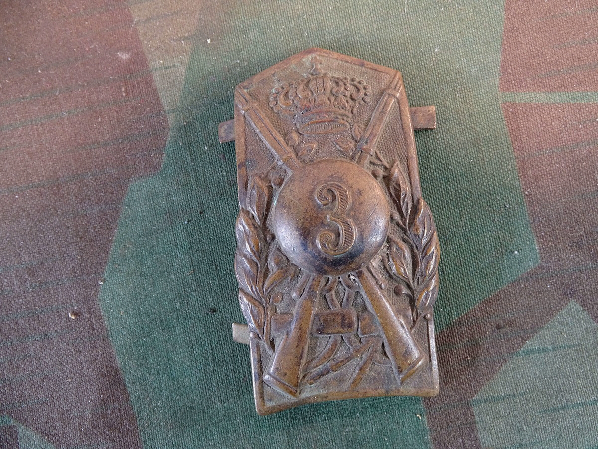 Uns unbekanntes preussisches Abzeichen für Helm ? Schulterklappe ? Kartuschkasten ? 