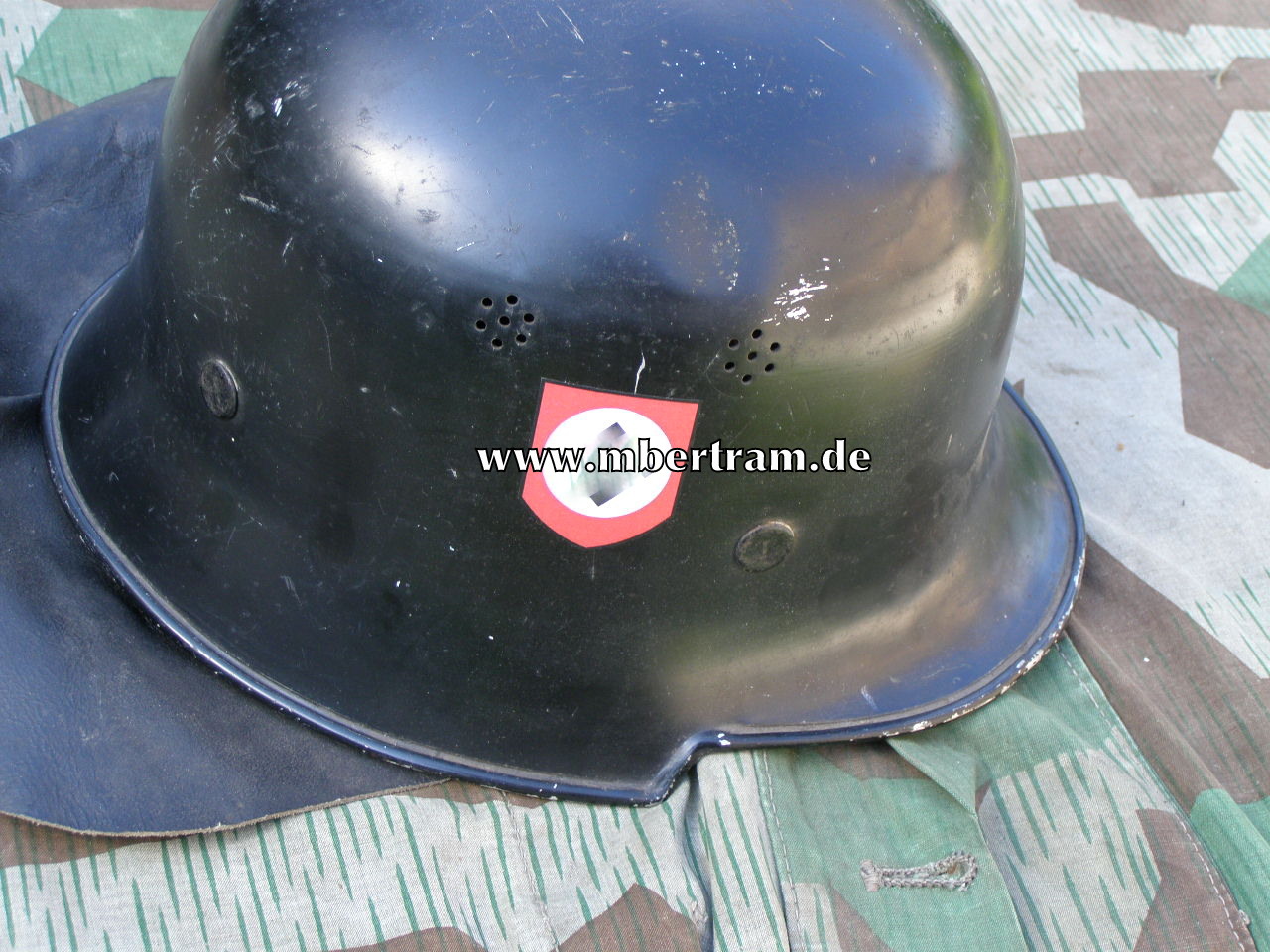 Original Feuerlöschpolizei Stahlhelm, erneuerte Abzeichen