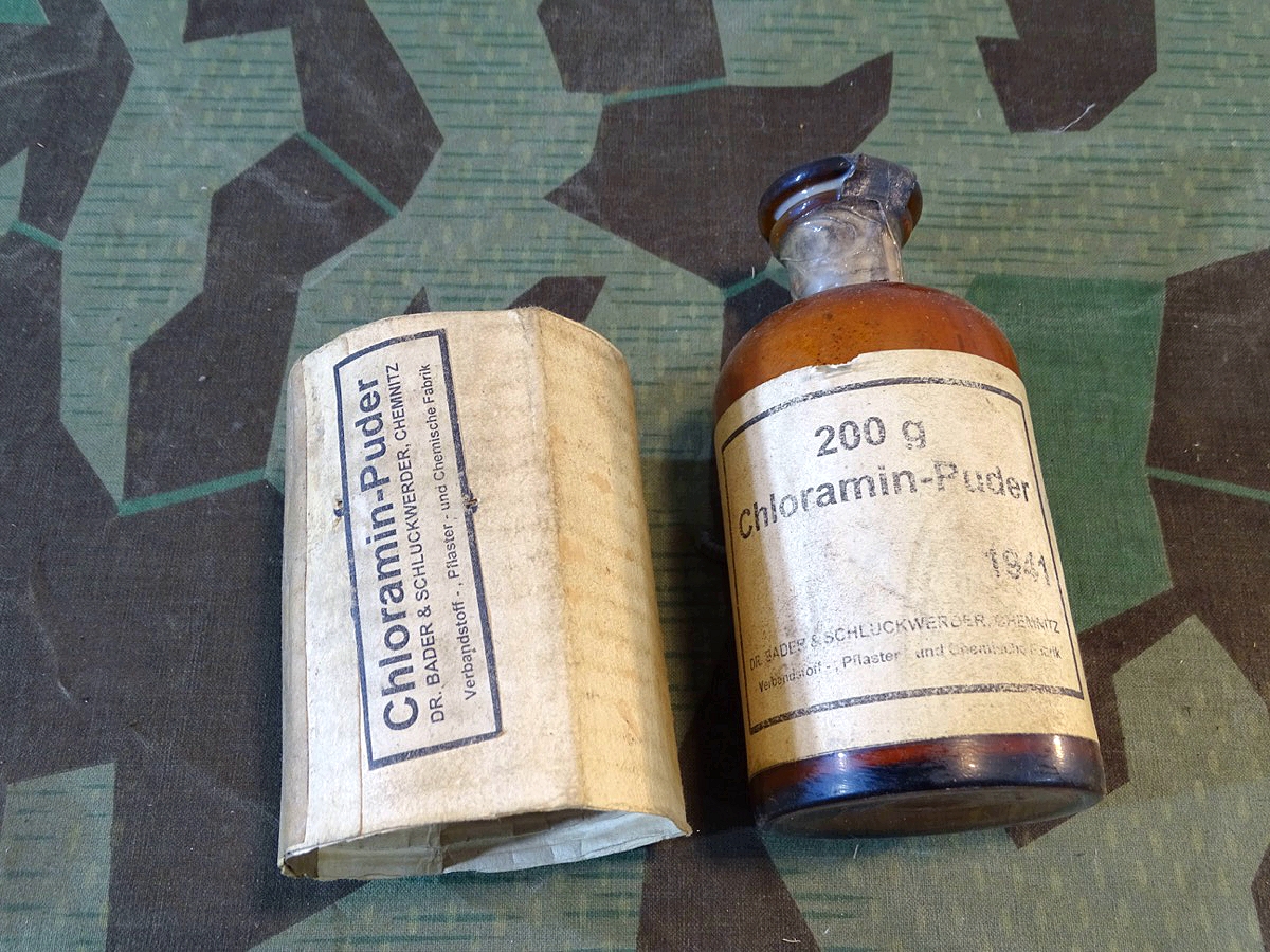 200 g Chloramin Puder in Glasflasche mit Etikett und Papphülle 1941