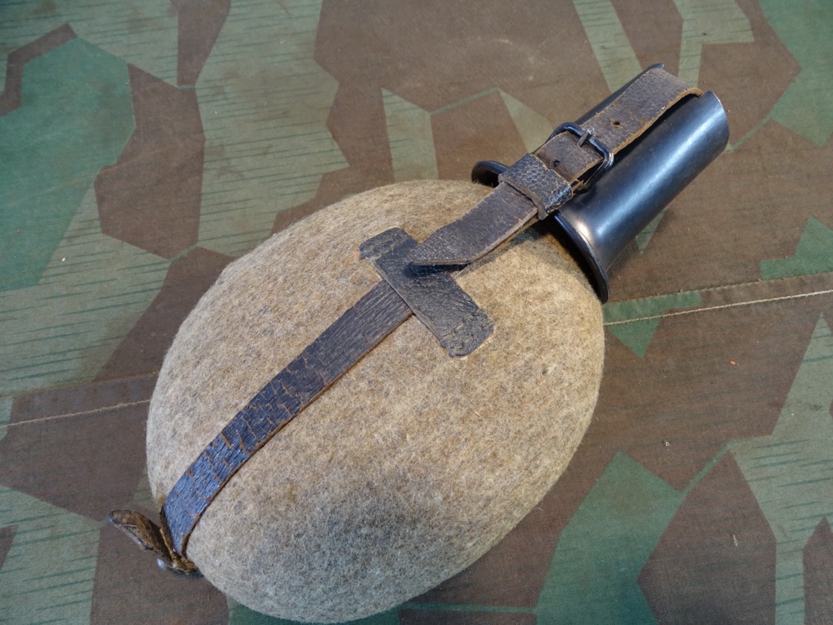 Rot emaillierte Feldflasche, Bakelitbecher, spätes Kriegsmodell um 1944/45