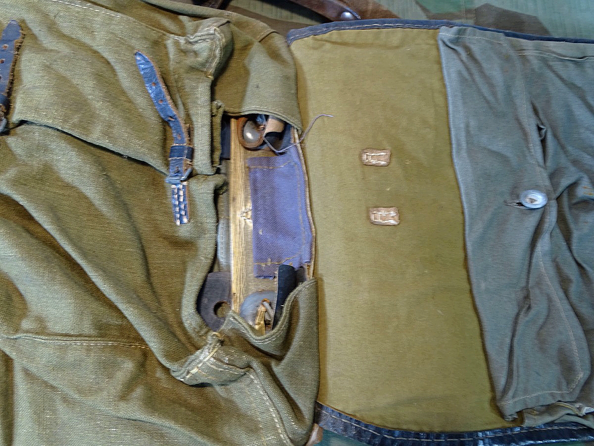 Wehrmacht / Waffen SS Tornister (Affe), Modell 39 "K.W.K 1942 "   mit gutem Fell und kpl. Beriemung
