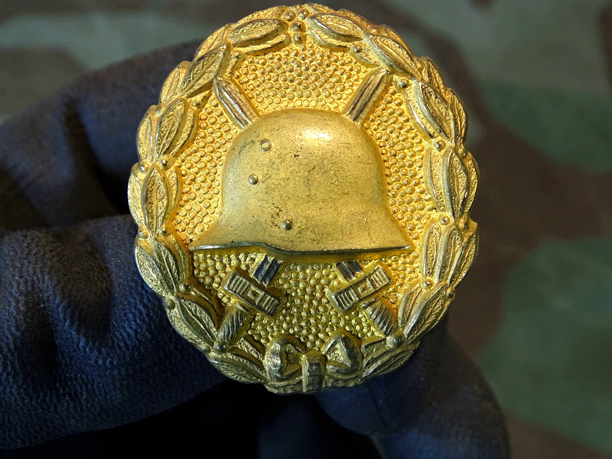 Verwundeten Abzeichen 1914-18 in Gold, Buntmetall unmagnetisch, schön erhalten.