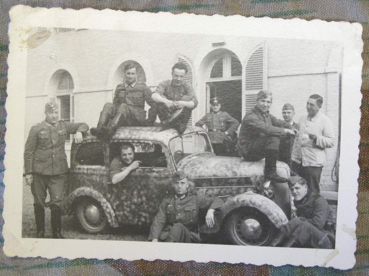 Foto mit WH PKW in Tarnanstrich, ca. 10x7cm