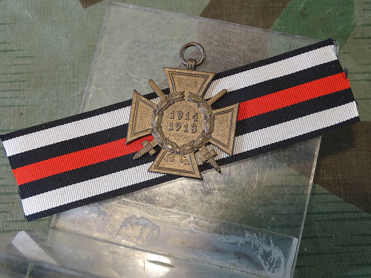 Ehrenkreuz für Frontkämpfer 1914/ 1918 mit Schwertern. Hersteller W.K. 