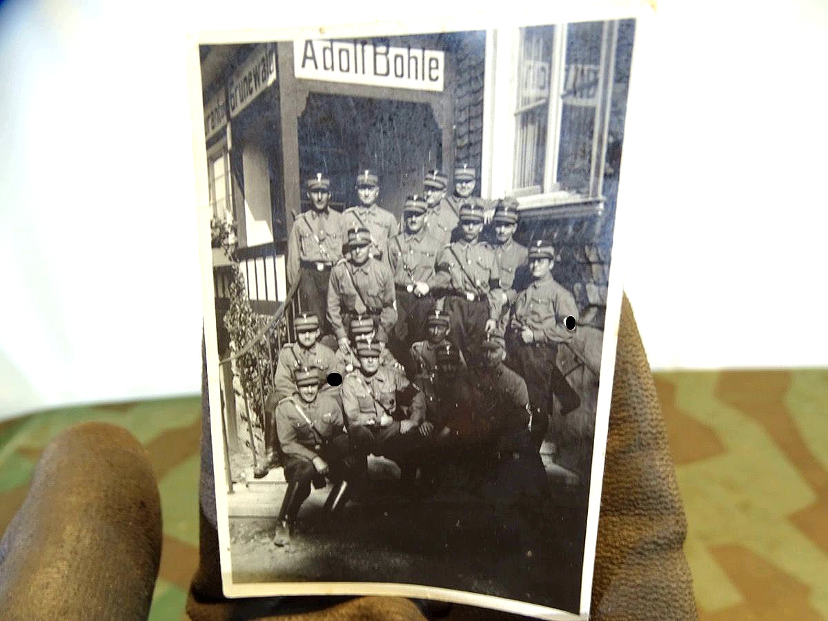 Foto SA Gruppe aus Remscheid Lennep vor Gaststätte Adolf Bohle. 