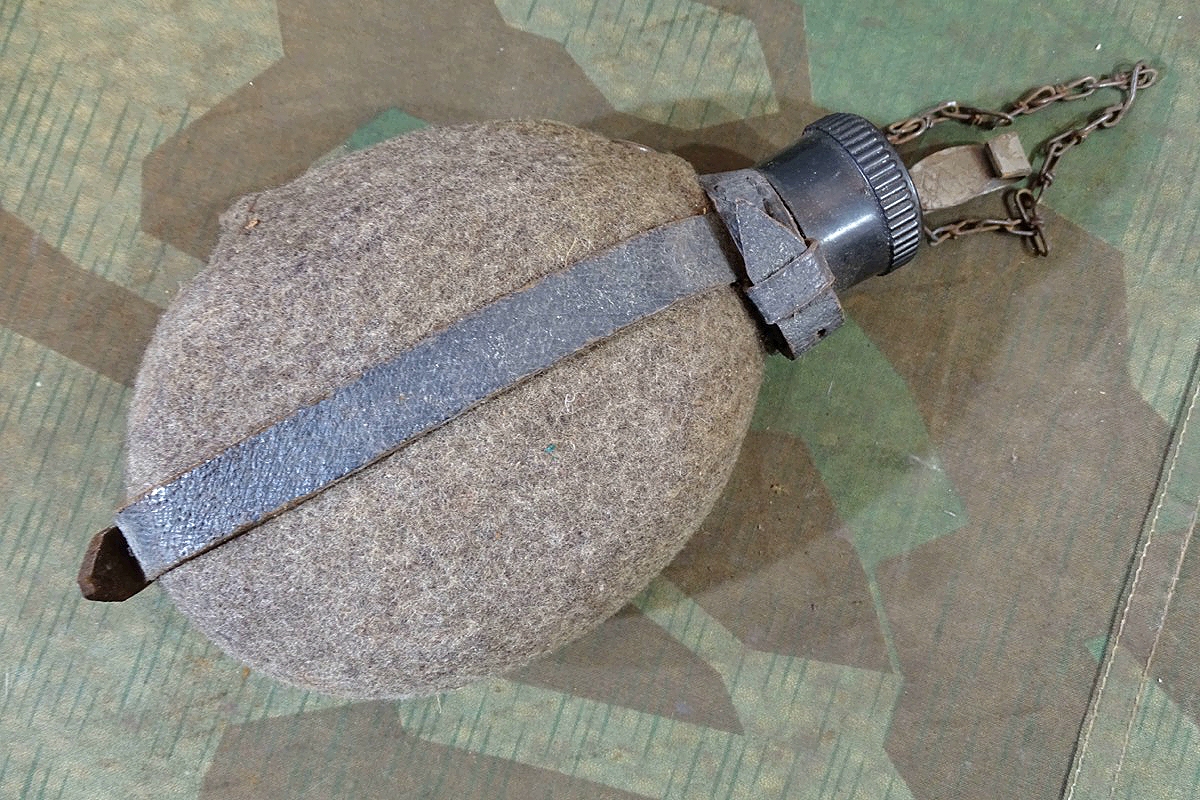 Feldflasche für Wehrmachts Helferinnen. Kleines Modell, daß an den Brotbeutel gehört.