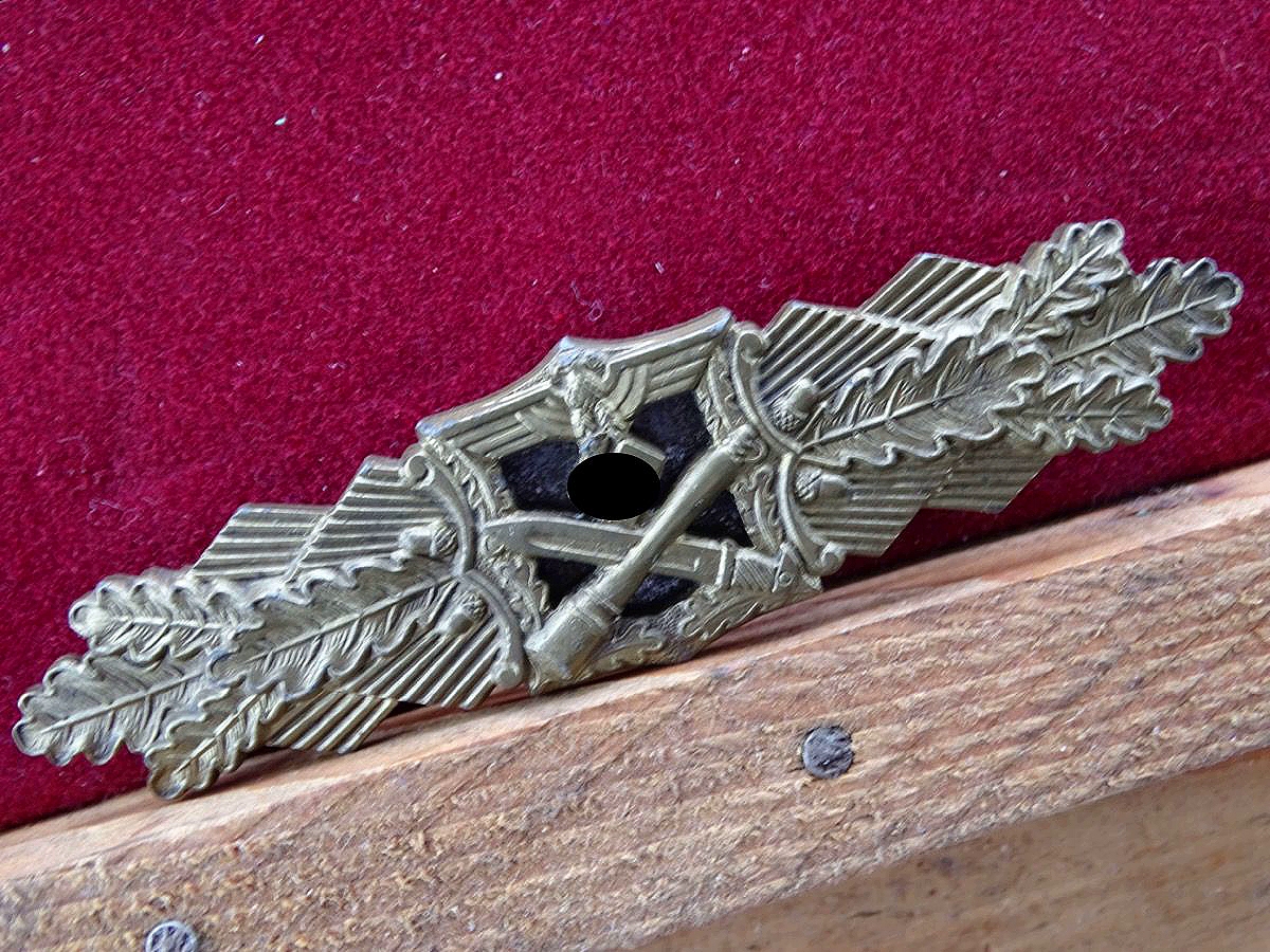 Nahkampfspange des Heeres in bronze, Feinzink, FECWE Peekhaus Berlin, Ausf. AGMuK Gablonz. Schöne Erhaltung