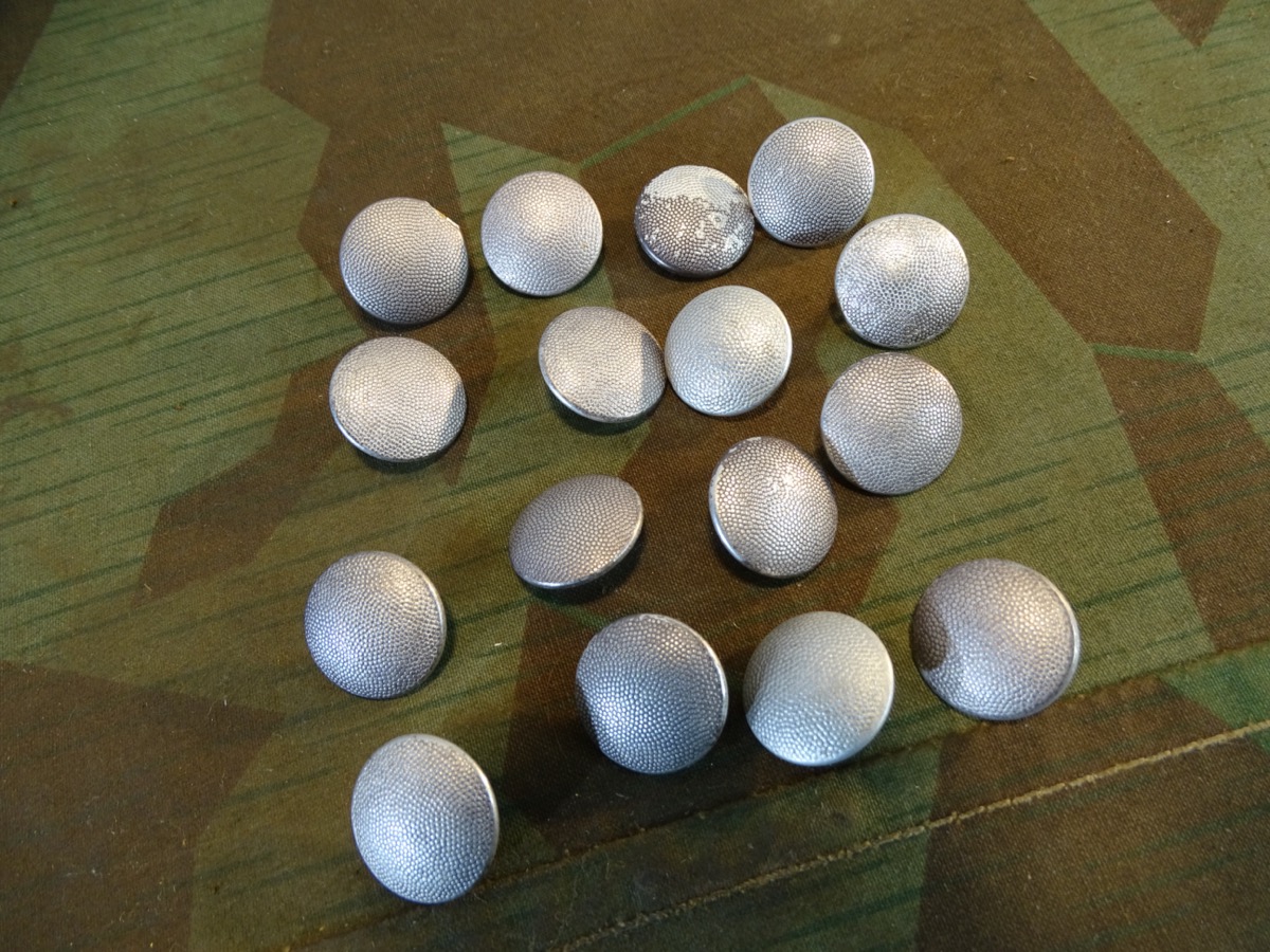16 Uniformknöpfe Wehrmacht 21 mm extra fein O&C, silbern, gekörnt