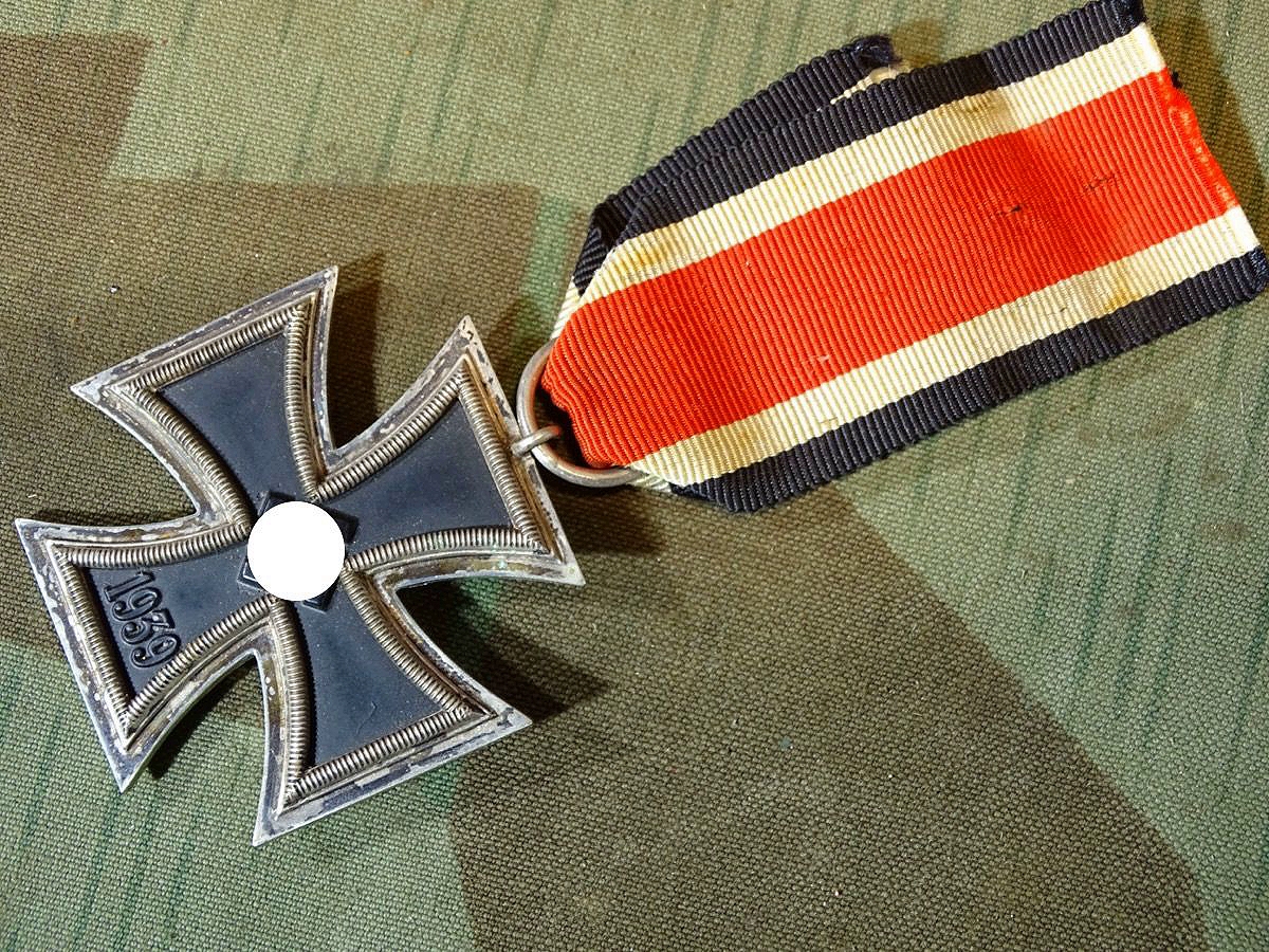 Eisernes Kreuz 2. Klasse 1939 mit Band, ohne Hersteller, sehr schöne Erhaltung