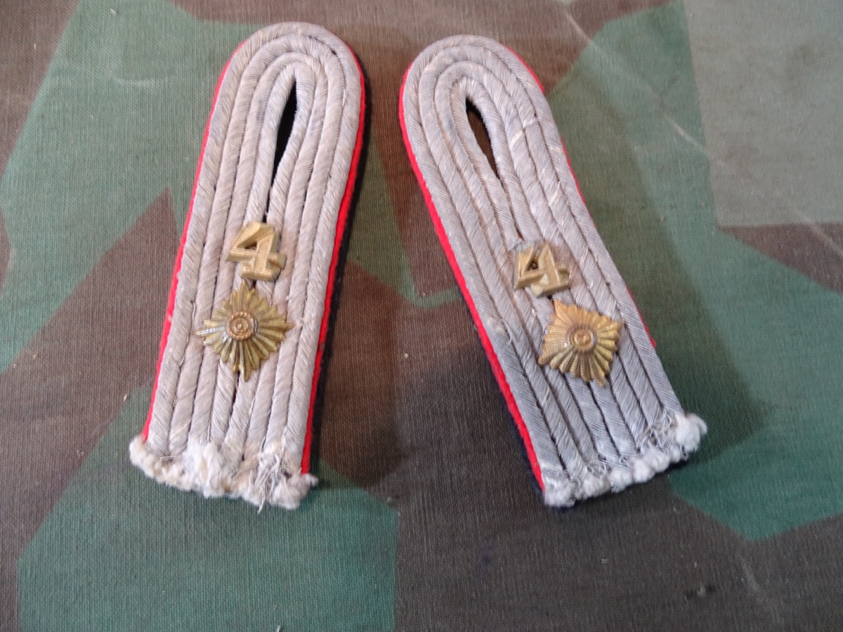 Pärchen Schulterklappen zum einnähen Obersturmführer, Waffen SS Artillerie Rgt. 4 ( 4. SS Polizei Pz. Gren. Division ) 