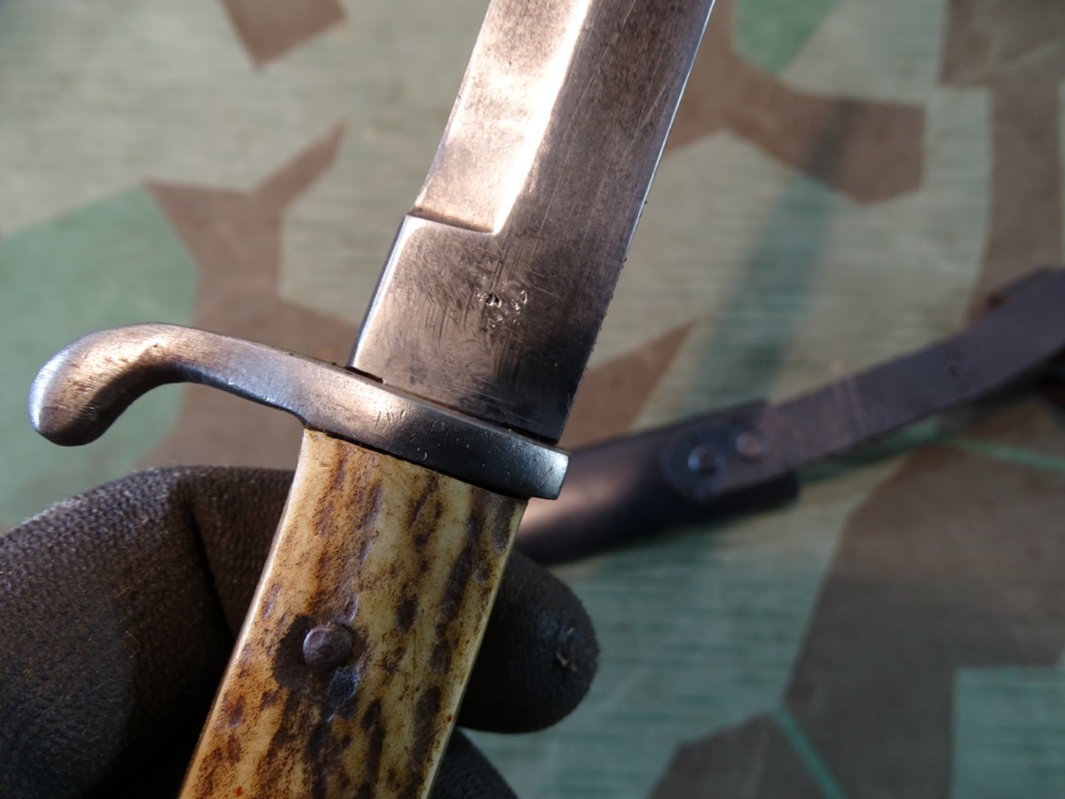 Grabendolch mit Hirschhorn Griffschalen 1. Weltkrieg, Eigentumsstück mit Träger Initialen. Grabendolch mit Hirschhorn Griffschalen 1. Weltkrieg, Eigentumsstück mit Träger Initialen.