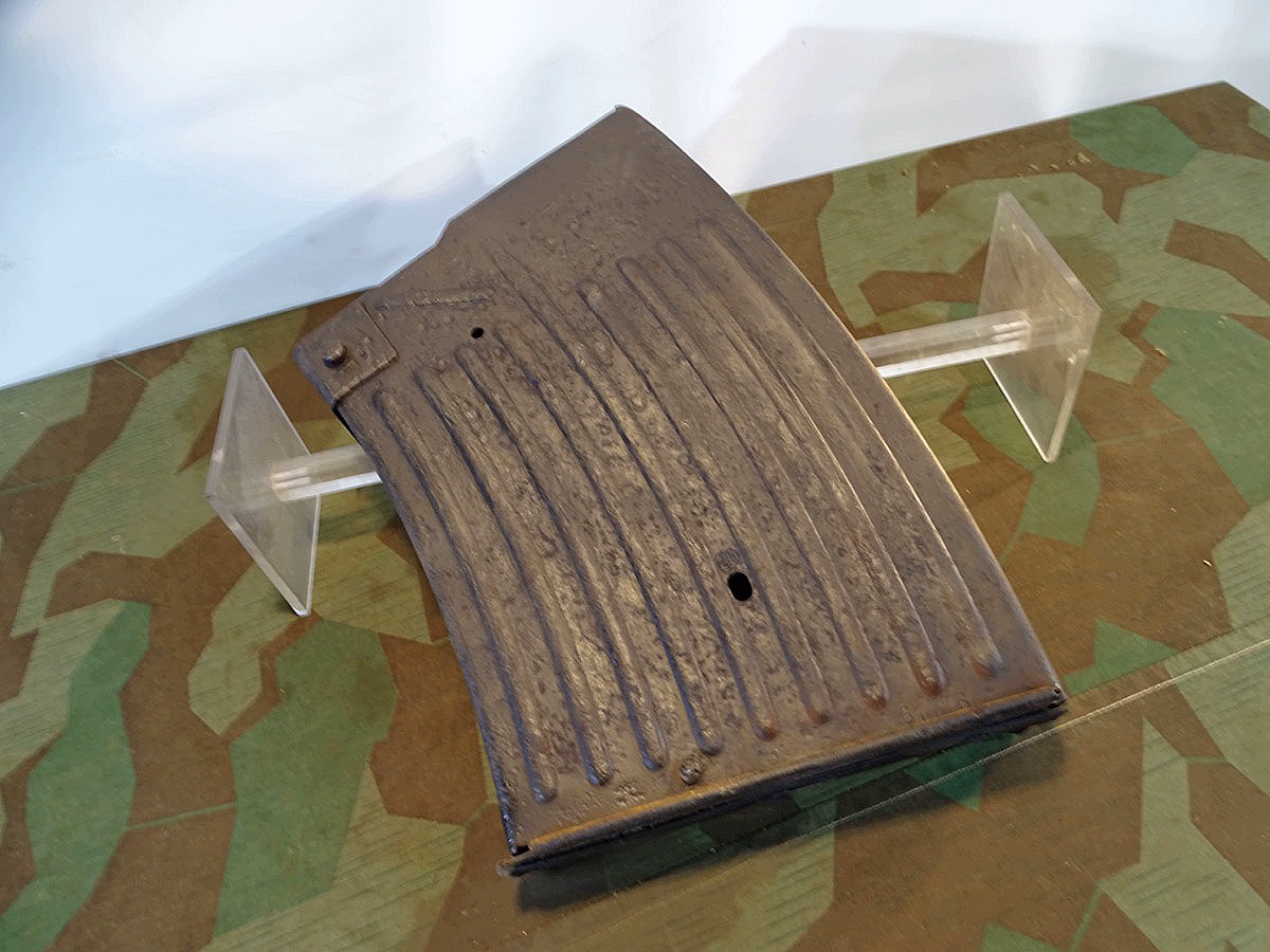 2 cm Flak 38 Magazin von 1944, wohl Wasserfund, gereinigt, schwarz lackiert, Ohne Feder 