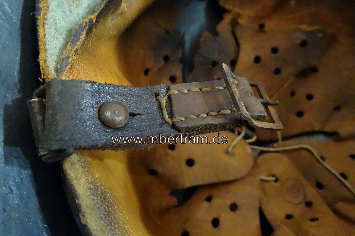 Kriegsmarine Stahlhhelm M 40, original Innenleben u. Riemen. Farbe u.Wappen neu