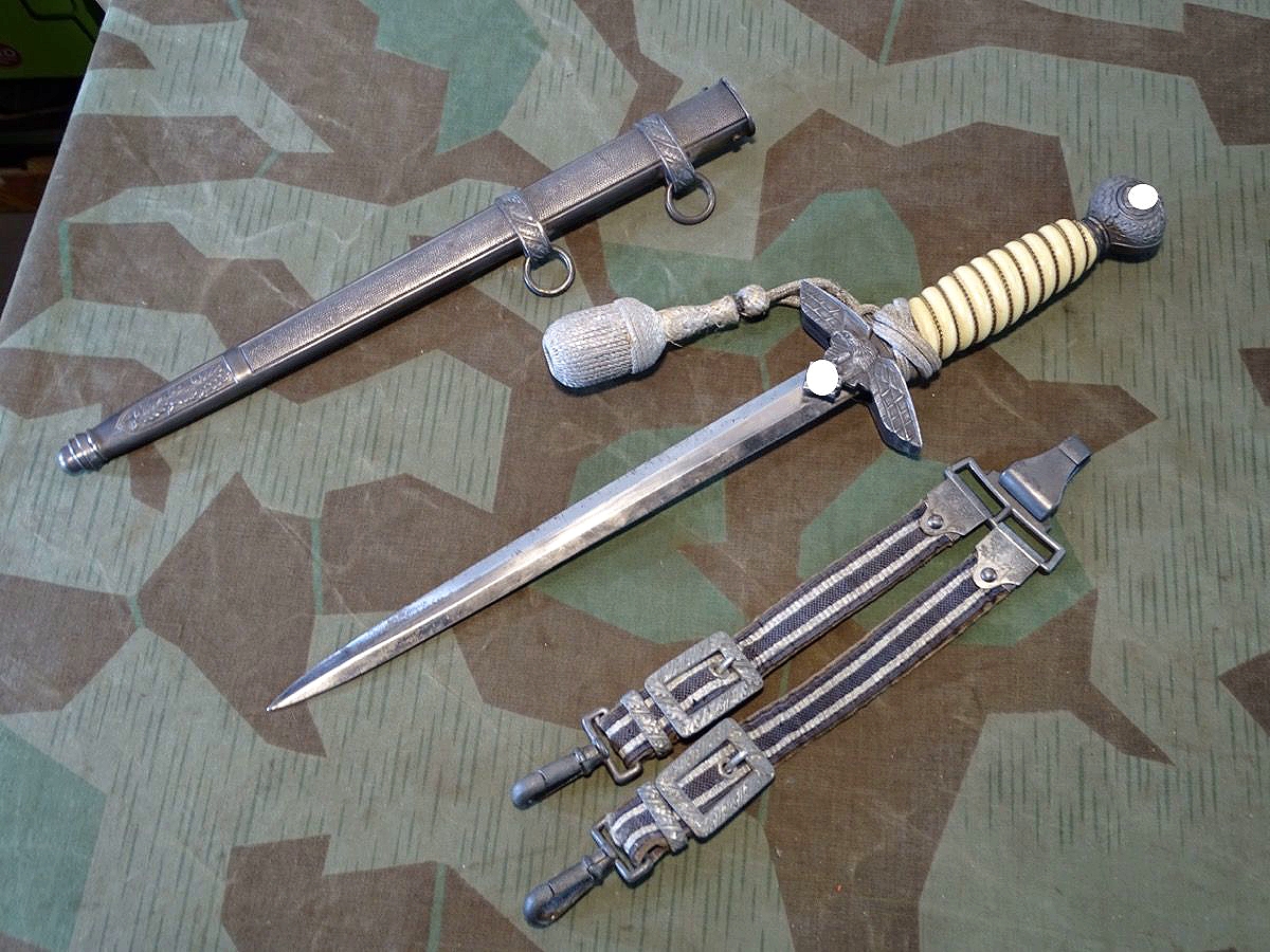Luftwaffen Offiziersdolch, weißer Griff,  mit Gehänge und Portepee