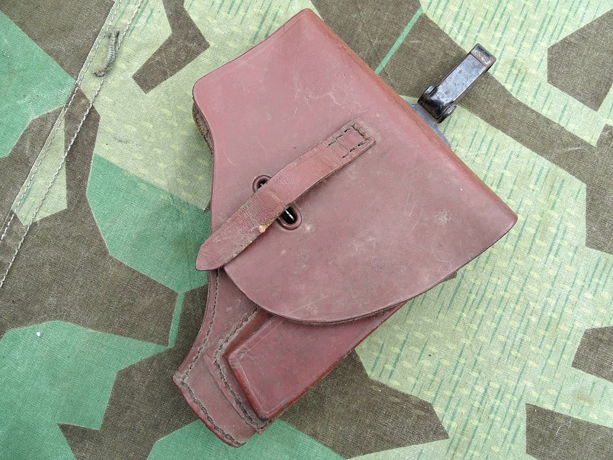 Beretta Pistolentasche M 1935,2. Weltkrieg,  Leder, mit Karabinerhaken M 1934