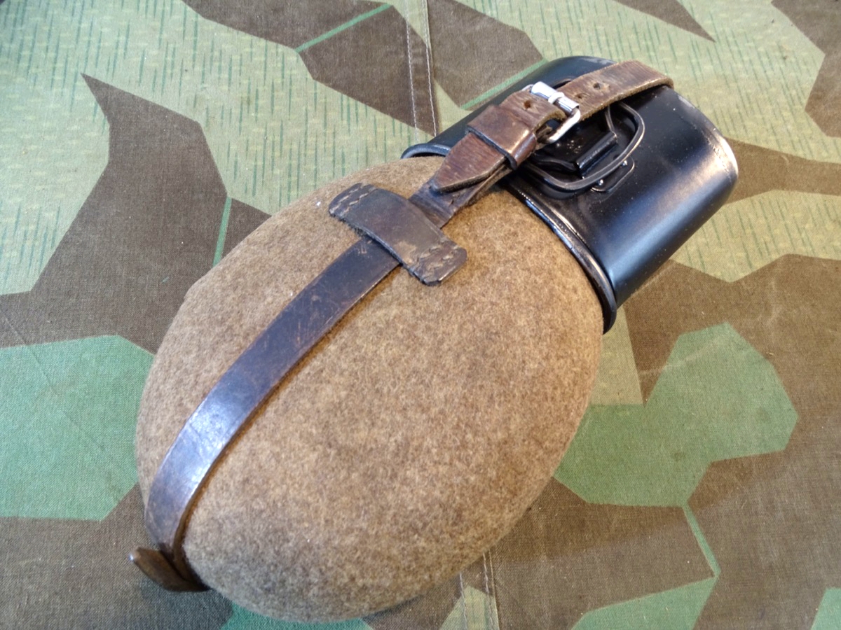 Luftwaffen oder Kriegsmarine Feldflasche, braunes Leder, Alubecher, frühes Modell MKK 38