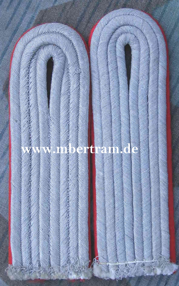 Paar Schulterklappen Leutnant Artillerie/ Sturmgeschütze