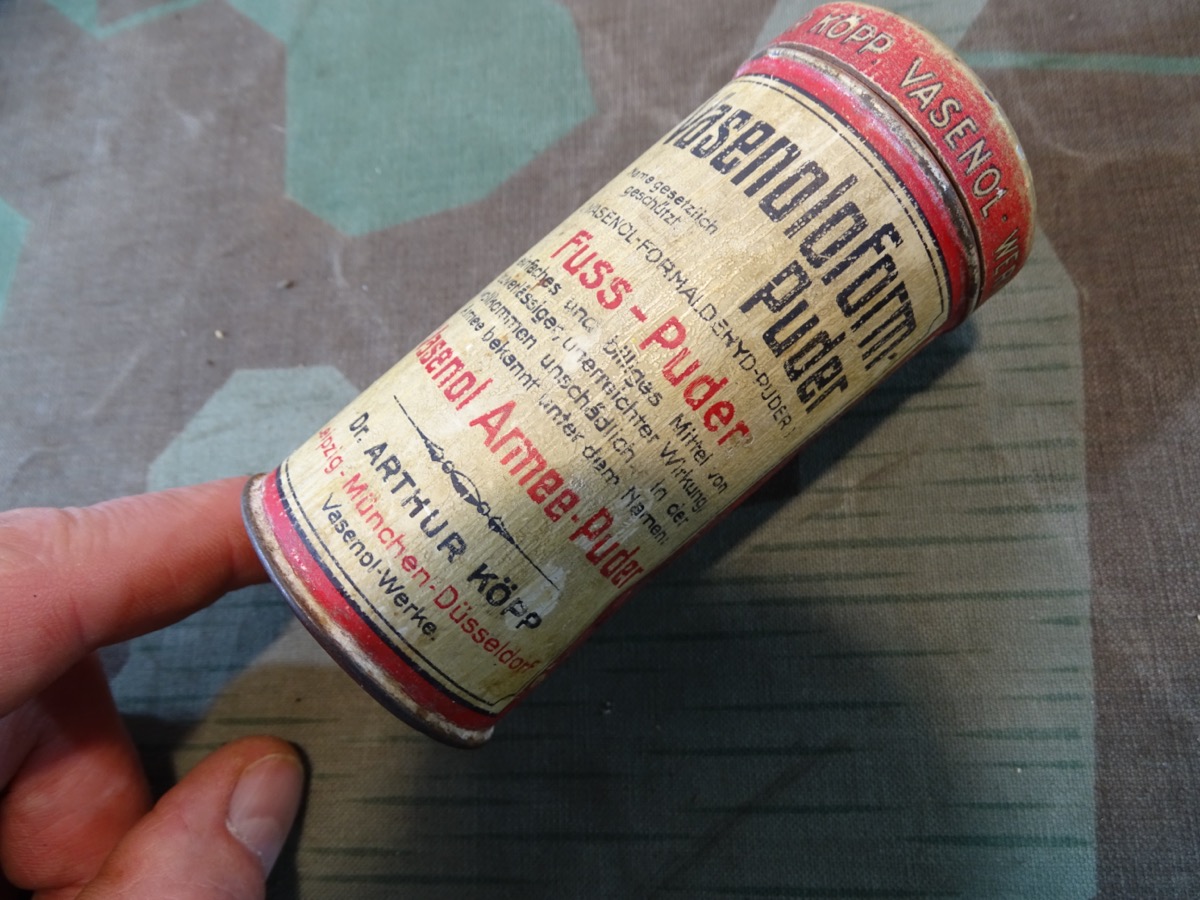 Historische Blech Dose Vasenolo Form Armee Fußpuder, viel Farbe und Schrift erhalten