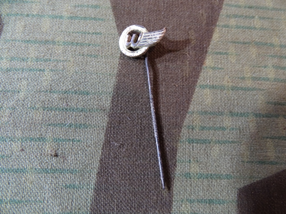 Firmen Mitgliedsabzeichen Anstecker W im Kreis mit Flügel 
