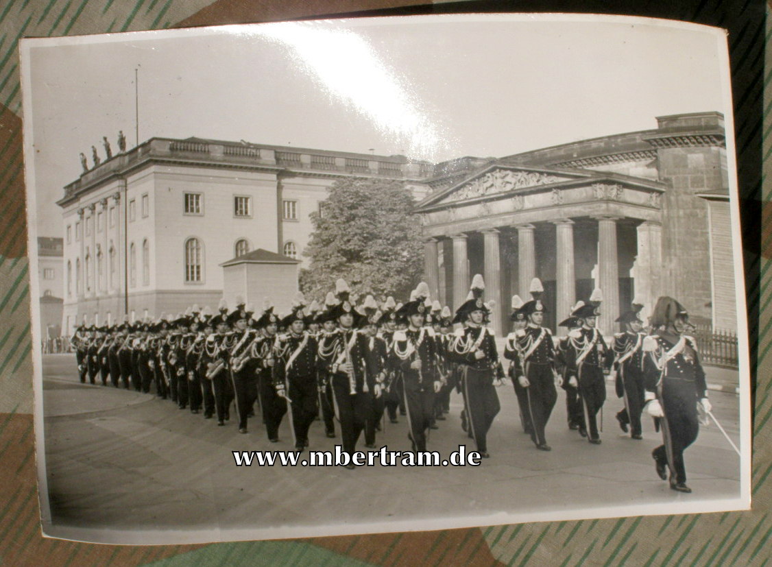 Italienische Militärkapelle in Berlin 03.11.42, 17x24 cm