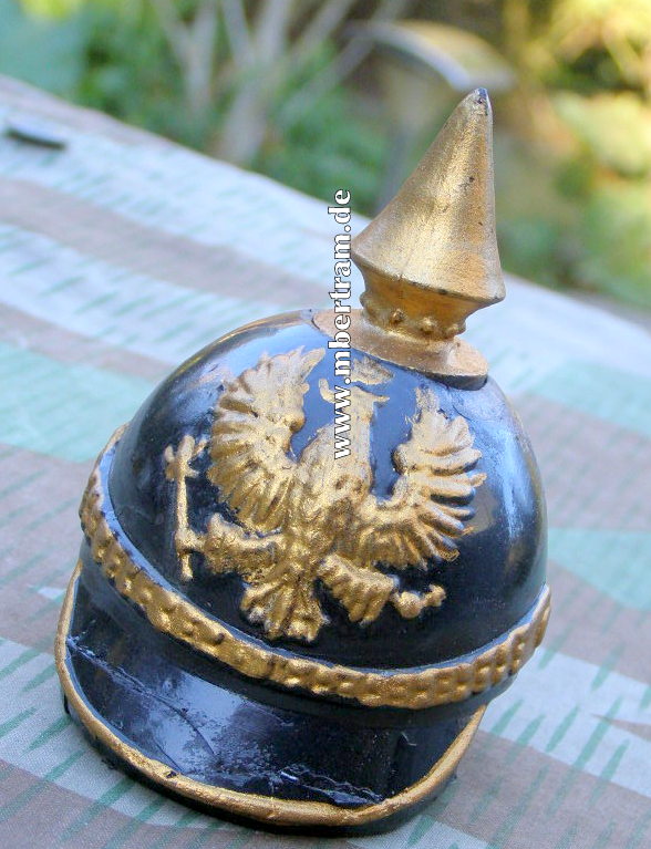 Tintenfässchen in Form einer Pickelhaube um 1916