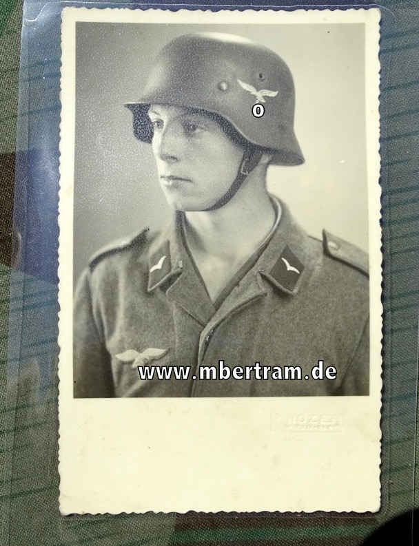 Junger Luftwaffen Flaksoldat mit Fliegerbluse und Stahlhelm M 35 mit Adler