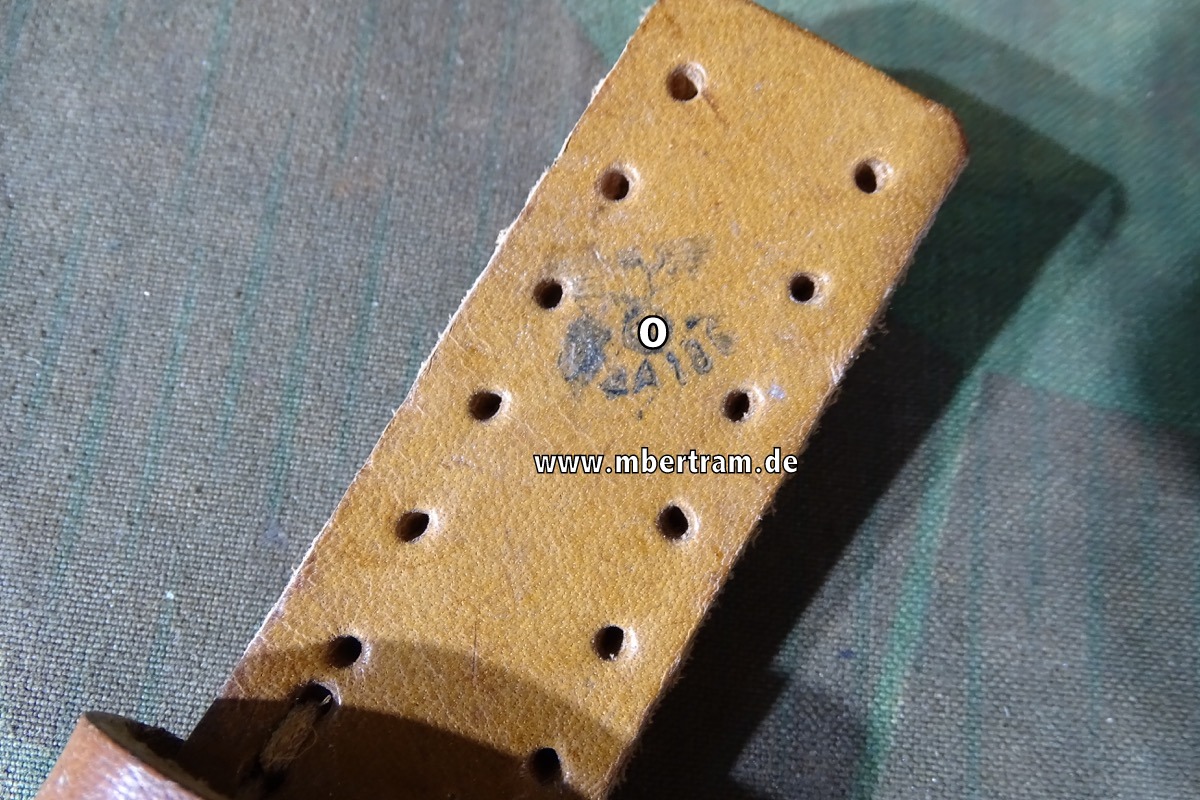 Wehrmacht: 2 schwarze Dornschnallen mit Leder, Sattlerbestand, WaA Stempel