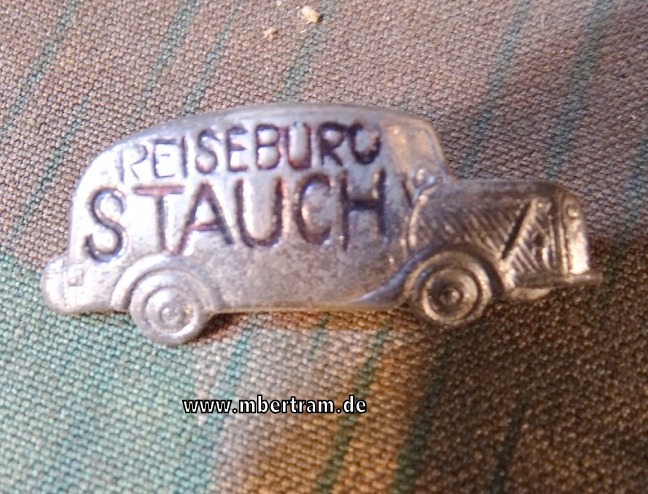 Werbeanstecker " Reisebüro Stauch " Blech versilbert, 40er Jahre Autobus.
