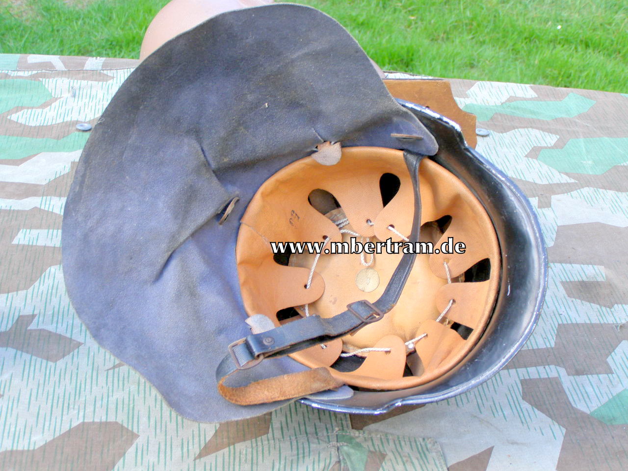 Original Feuerlöschpolizei Stahlhelm, erneuerte Abzeichen