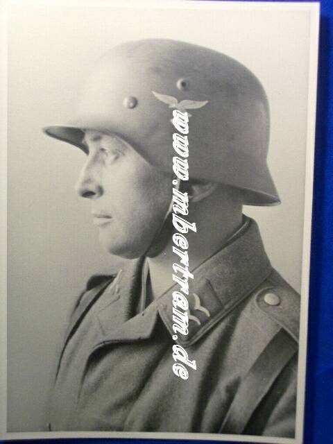 Portraitfoto: LW Gefreiter, Stahlhelm M 36 mit frühem Wappen