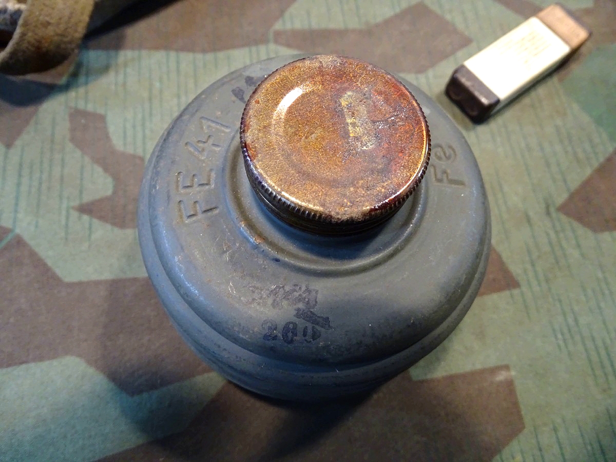 20925-8 Gasmaske mit Dose M 38 und Filter FE 41, (unbenutzt) und Losantin, alles 1944
